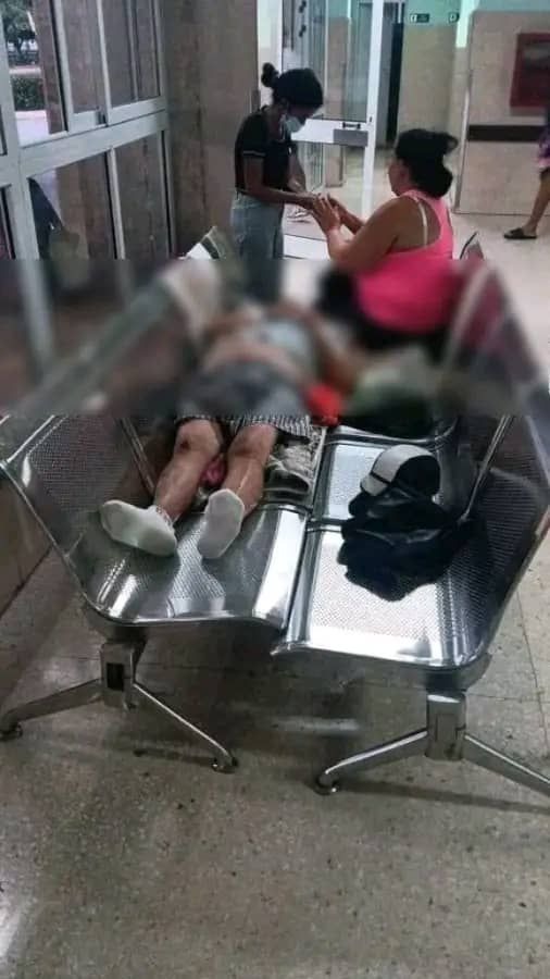 Fallece h0mbre de 65 añ0s en banc0 de h0spital por falta de… ver más