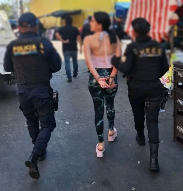 Atrapan esta mujer ten1endo relac10nes i…Ver más