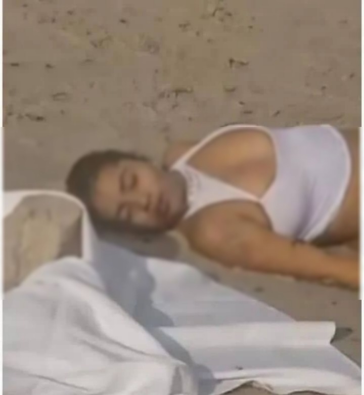 Aparece mujer en la 0rilla de la carretera s1n v1da… Ver Más